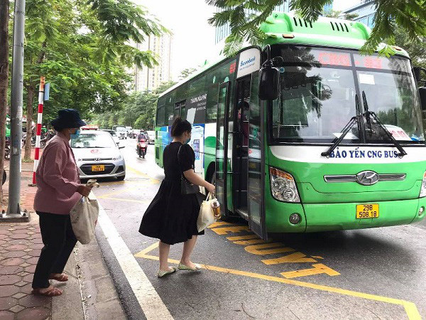 Hà Nội: Kiến nghị cho xe bus chạy 100% công suất vào khung giờ cao điểm