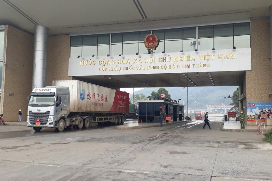 Lào Cai dừng tiếp nhận xe xuất khẩu trái cây tươi 