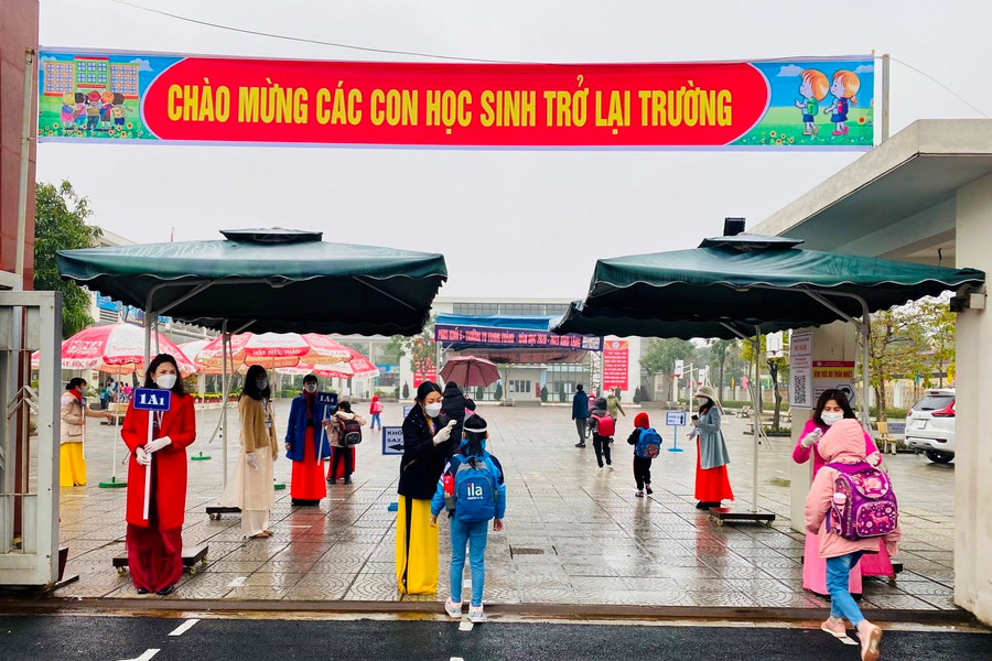 Hà Nội: Học sinh từ lớp 1 đến lớp 6 đi học trở lại sau hơn 9 tháng nghỉ vì dịch