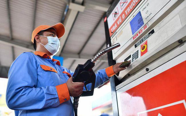 Giảm thuế môi trường, giá xăng giảm 2.200 đồng/lít