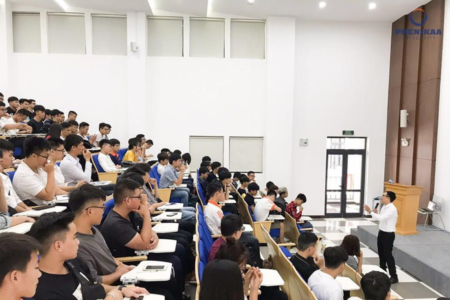 Sinh viên nhiều trường đại học ở Hà Nội đi học trở lại