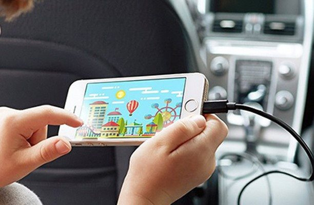 Bé 29 tháng tuổi ngừng tim, cháy đen bàn tay vì rút điện thoại để chơi khi đang sạc pin