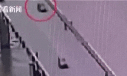 Nam tài xế say xỉn lái ô tô đâm người đi xe điện bay khỏi cầu, rơi xuống sông