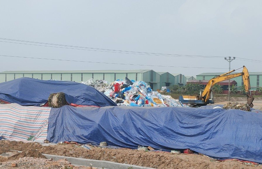 Hải Dương: Người dân khốn khổ vì bãi tập kết rác và than “bức tử” môi trường

