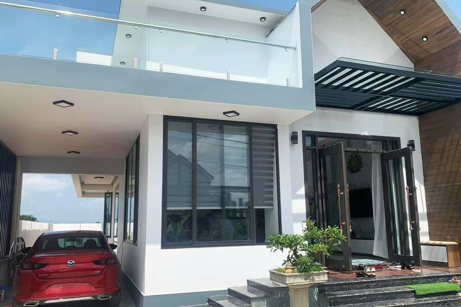Không gian nhà cấp 4 có gác lửng: Nơi để xe siêu tiện, bên trong như resort