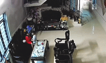 Điện thoại đang sạc bất ngờ phát nổ kinh hoàng, người mẹ không khỏi 'bủn rủn chân tay' khi xem lại camera