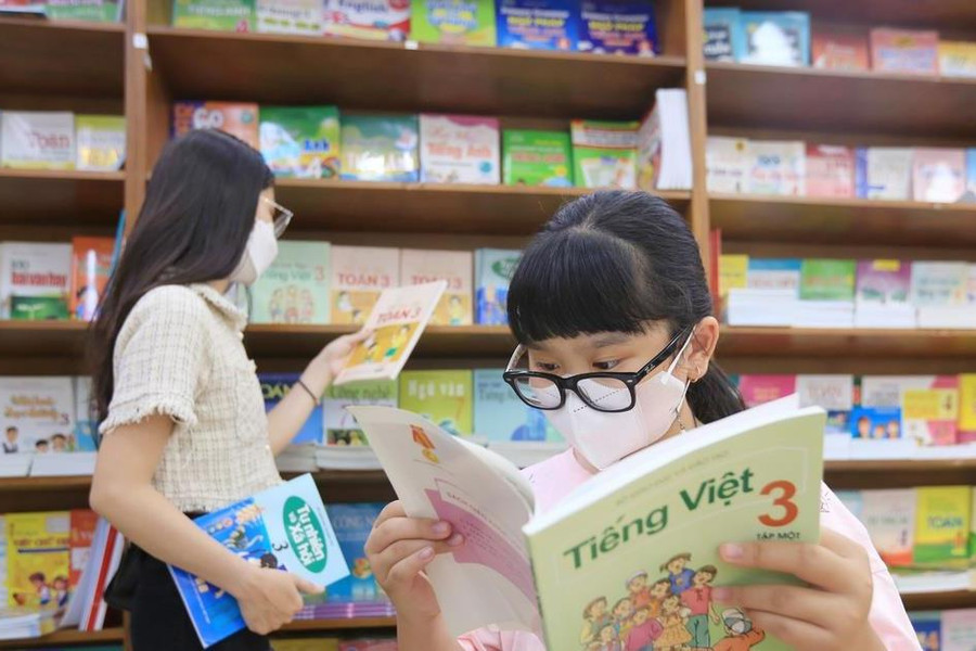 Bộ GD-ĐT yêu cầu giảm giá sách giáo khoa, không ép mua sách tham khảo