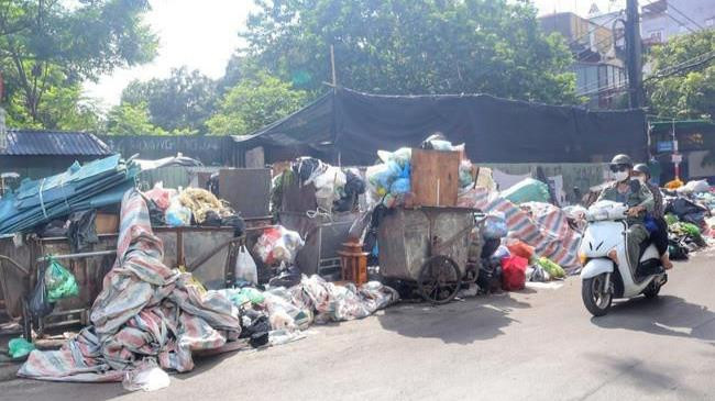 Hà Nội: Yêu cầu xử lý toàn bộ rác thải ùn ứ ở nội đô những ngày qua
