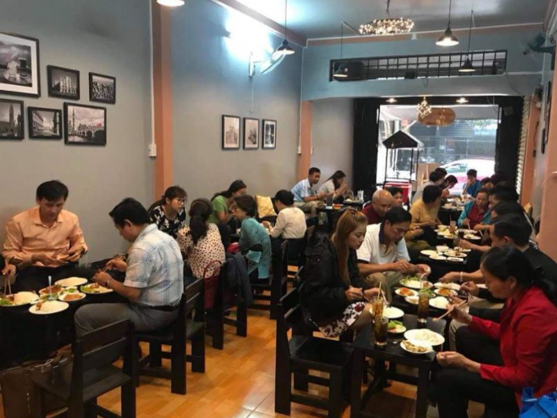 Bữa ăn trưa của dân văn phòng trong thời bão giá