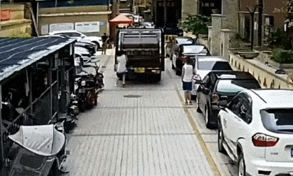Vừa đi vừa mải nghịch điện thoại, người phụ nữ bị xe chở rác 'nuốt chửng' vào gầm