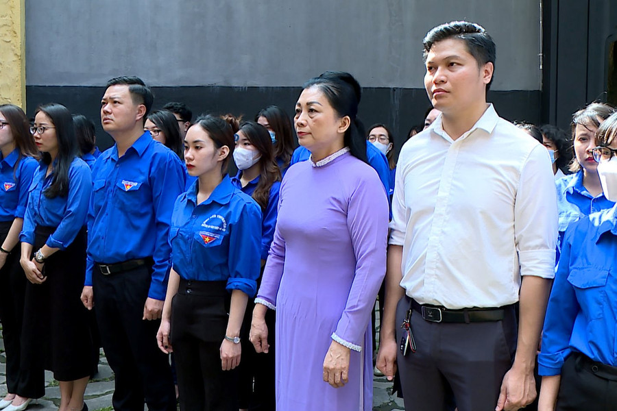 Đoàn Thanh niên TANDTC dâng hương tại Đài tưởng niệm các anh hùng, liệt sĩ Nhà tù Hỏa Lò, Hà Nội