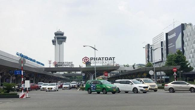 Sân bay Tân Sơn Nhất siết hoạt động đón, trả khách