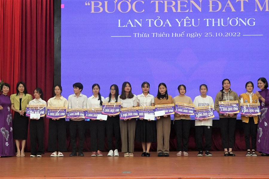 Tâm Hoa Sen trao học bổng cho sinh viên trường Du lịch - Đại học Huế
