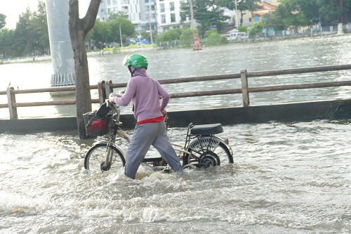 Triều cường lên cao, hàng loạt xe chết máy, lao động nghèo tất tả mưu sinh