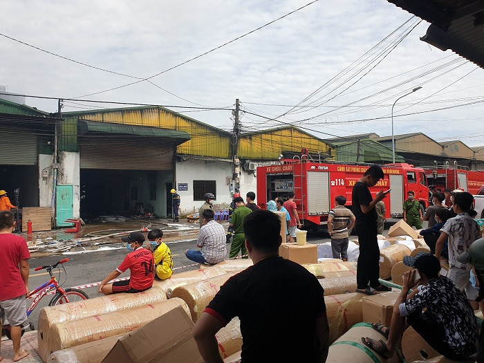 Bình Dương: Hỏa hoạn tại công ty trong khu dân cư, nhiều người tháo chạy
