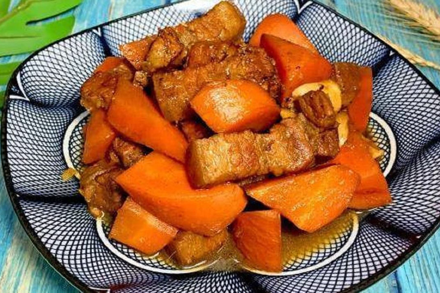 Món thịt ba chỉ kho cà rốt thật ngon, mằn mặn và thơm, béo nhưng không ngấy, ăn rất thích