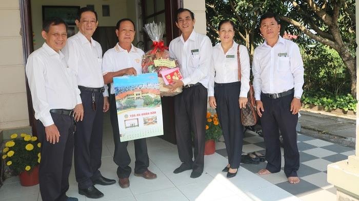 TAND tỉnh An Giang chúc Tết nguyên lãnh đạo TAND tỉnh