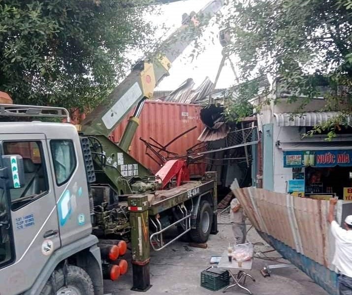 Container mất lái, lao vào 3 nhà dân