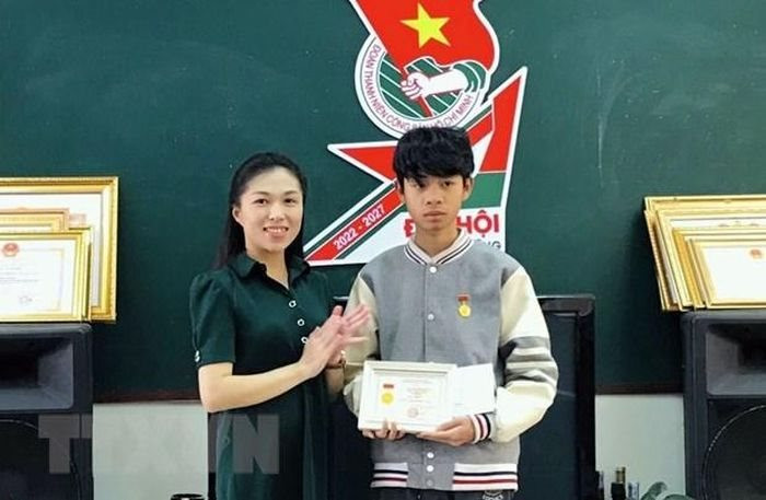 Thanh niên cứu 2 người trong ôtô chìm nhận huy hiệu Tuổi trẻ dũng cảm