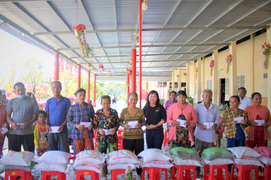 Thăm hỏi, tặng quà cho đồng bào dân tộc Khmer nghèo đón Tết Chôl Chnăm Thmây