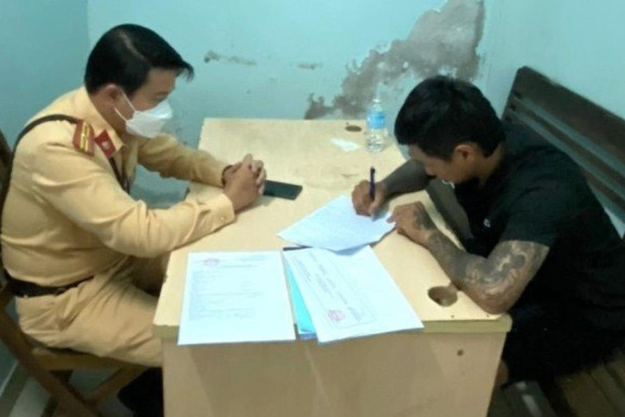 Tài xế ô tô dương tính với ma túy, phớt lờ hiệu lệnh của Cảnh sát giao thông