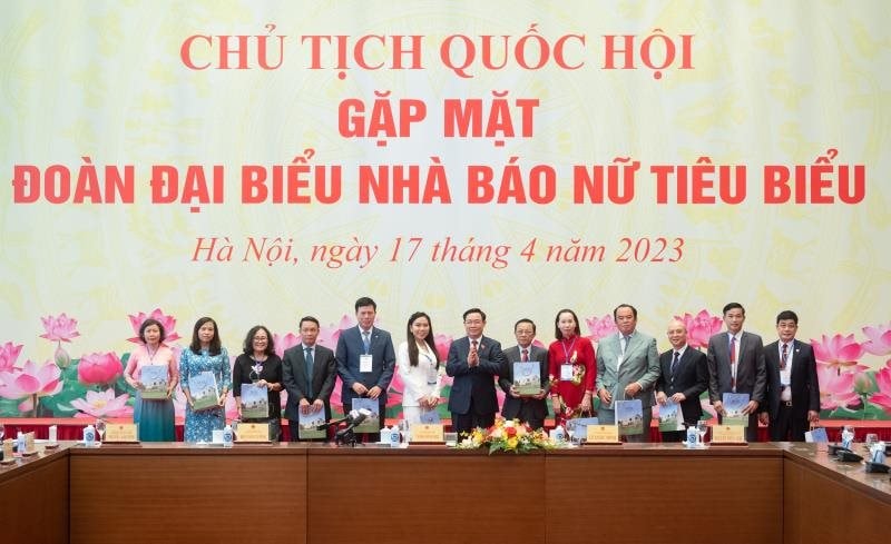 Chủ tịch Quốc hội Vương Đình Huệ gặp mặt Câu lạc bộ Nhà báo nữ Việt Nam