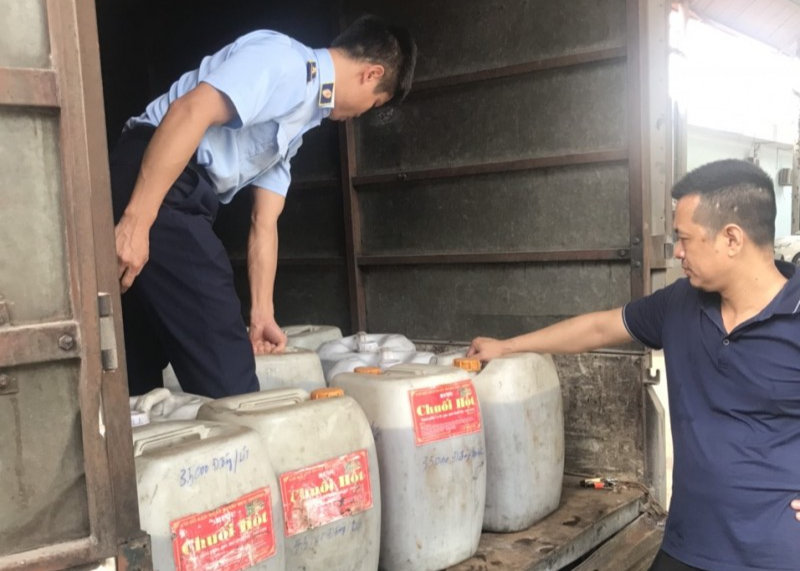 Hưng Yên: Xử phạt lái xe chở hơn 40 can rượu chuối không có nhãn mác