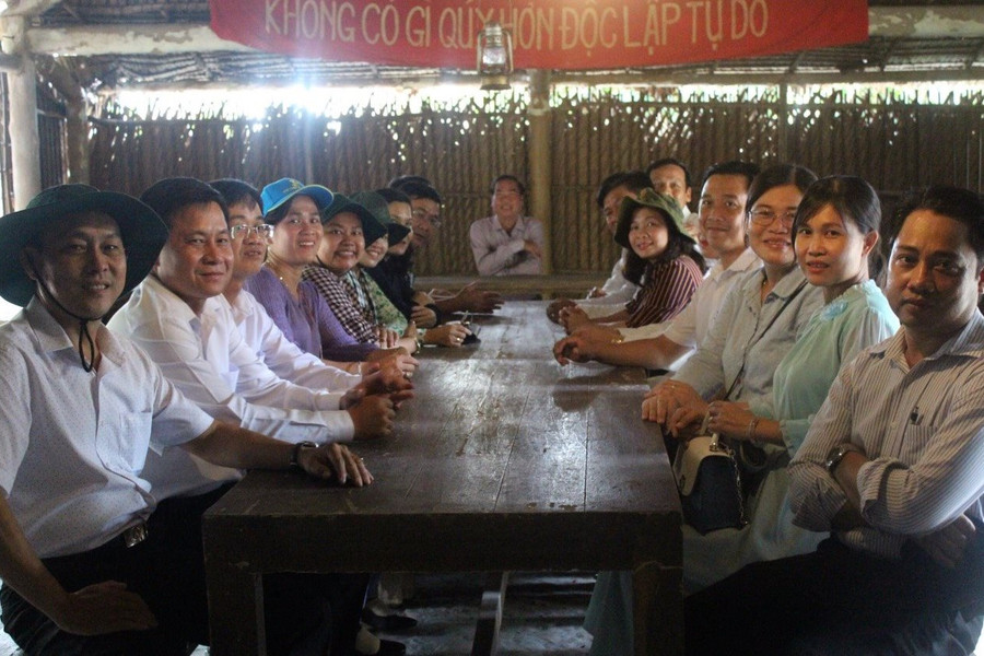 TAND tỉnh Bạc Liêu thăm, tặng quà tại Khu căn cứ Cái Chanh