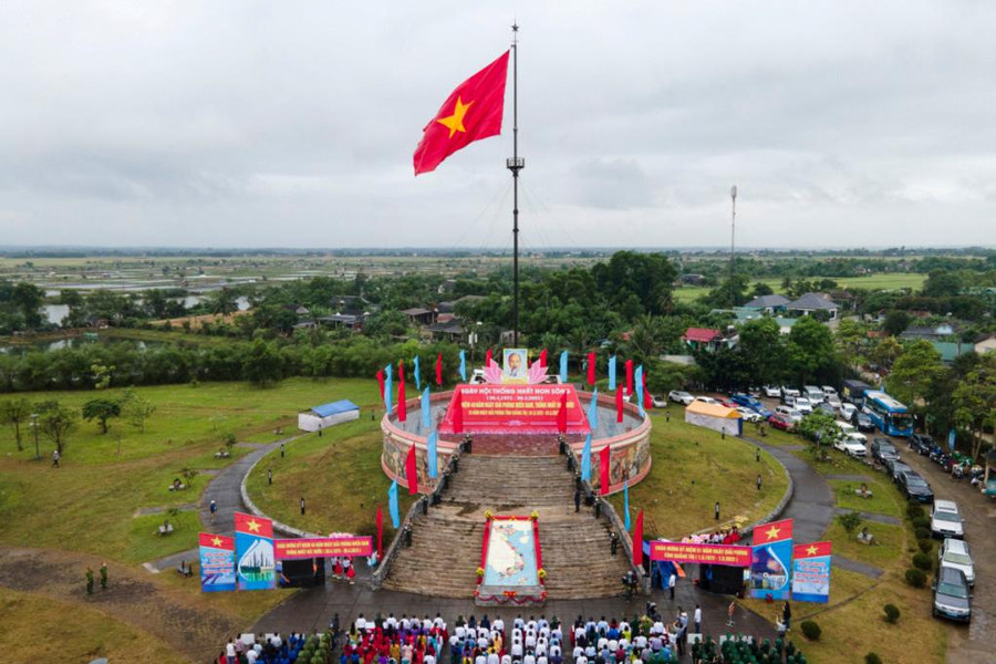 Xúc động lễ Thượng cờ Thống nhất non sông ở Kỳ đài Hiền Lương