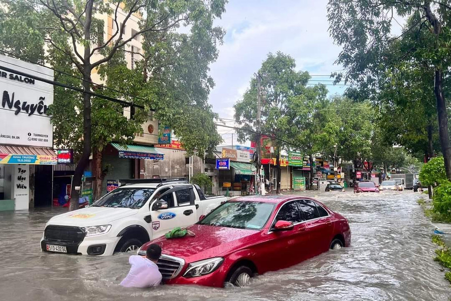 Đồng Nai: Giao thông tê liệt vì mưa lớn