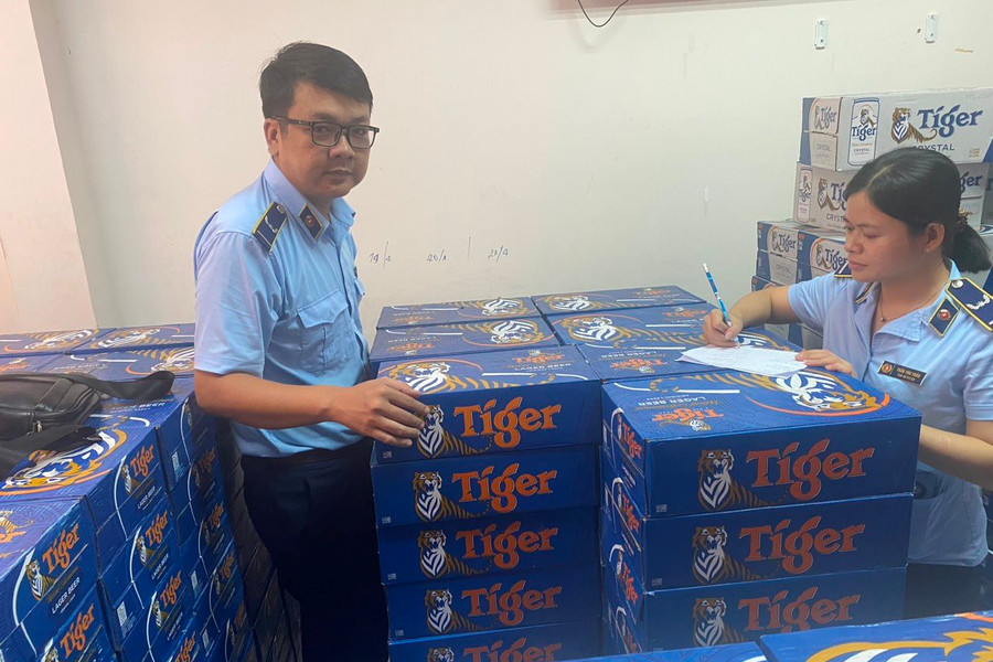 Phát hiện gần 600 thùng bia nghi hàng nhập lậu