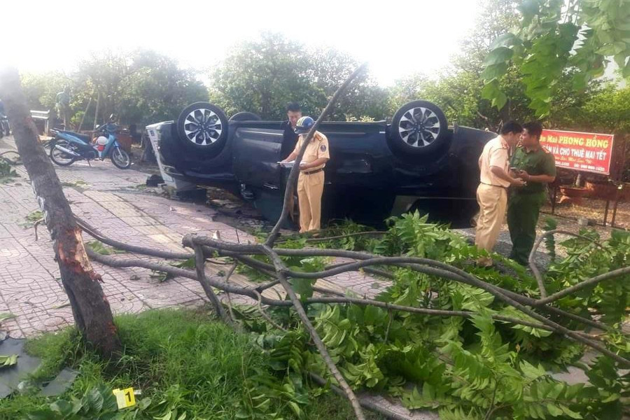 Ô tô 7 chỗ mất lái, lao lên vỉa hè rồi lật ngửa