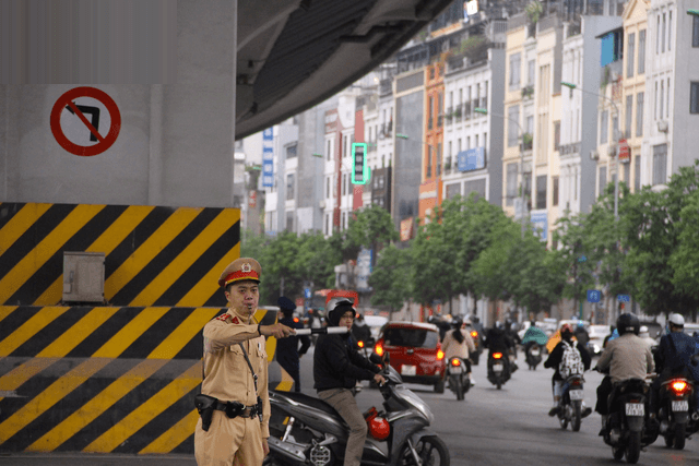 Hà Nội: Phân luồng giao thông cầu vượt Nguyễn Văn Cừ từ ngày 22 - 24/7