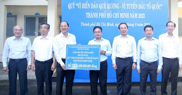 Trao 400 triệu đồng ủng hộ Quỹ "Vì biển đảo quê hương - Vì tuyến đầu Tổ quốc"