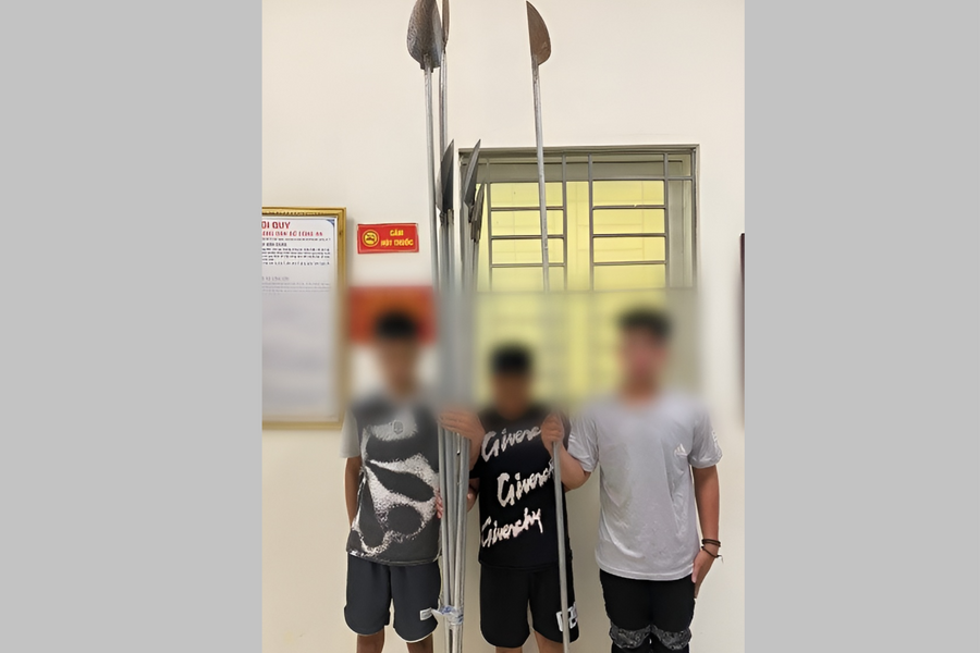 Nhóm thiếu niên mang phóng lợn hàn chuôi dài cả mét đi đánh nhau