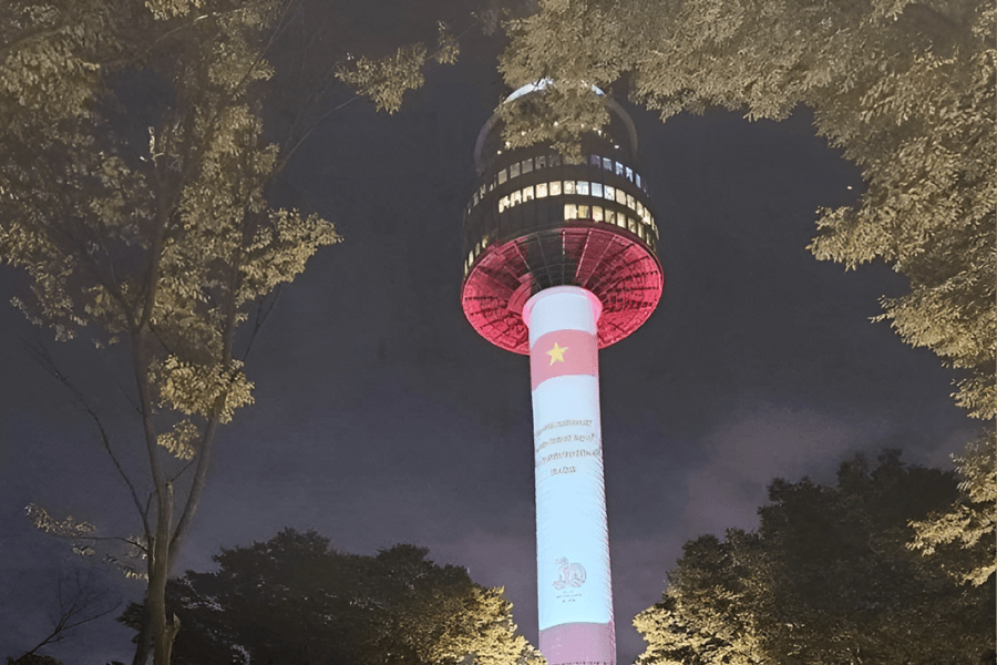 Hàn Quốc trình chiếu hình ảnh Quốc kỳ Việt Nam trên đỉnh Tháp Namsan