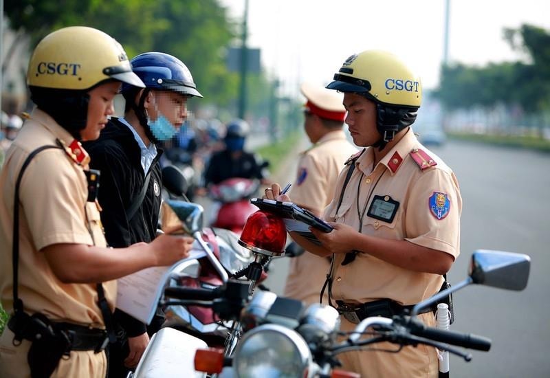 Từ 15/9, CSGT được phép dừng xe người đi đường khi nào?
