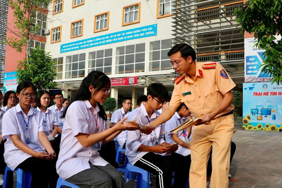 Thái Nguyên: Gần 1.200 học sinh Trường THPT Chuyên Thái Nguyên sinh hoạt chuyên đề về ATGT