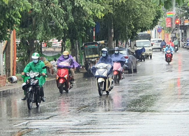 Bắc Bộ chiều tối mưa dông, Trung Bộ nắng nóng gay gắt