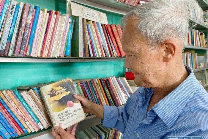 Người đi "xin" sách ở tuổi 90
