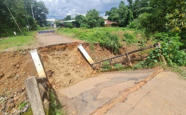 Bình Phước: Mưa lũ gây sập cầu, giao thông bị chia cắt