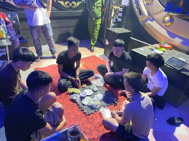 Nhóm người thuê phòng karaoke để đánh bạc