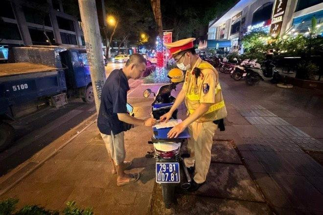 Hà Nội: Phạt 4 triệu đồng tài xế xe tải làm rơi đất đá ra đường