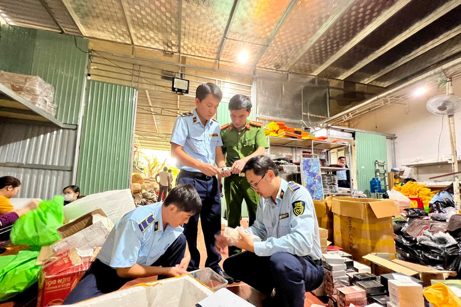 Tổng kho Ngọc Quyên livestream bán hàng giả