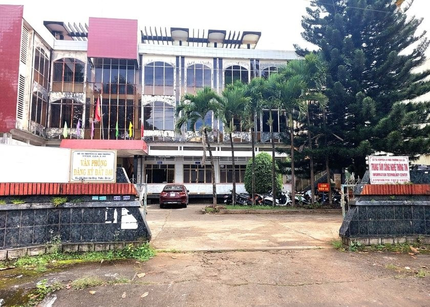 Nhân viên Văn phòng đất đai nhận hối lộ để làm sổ