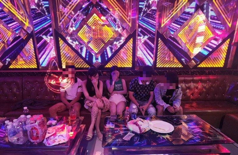 Nhiều nam, nữ thanh niên sử dụng ma túy tại quán karaoke