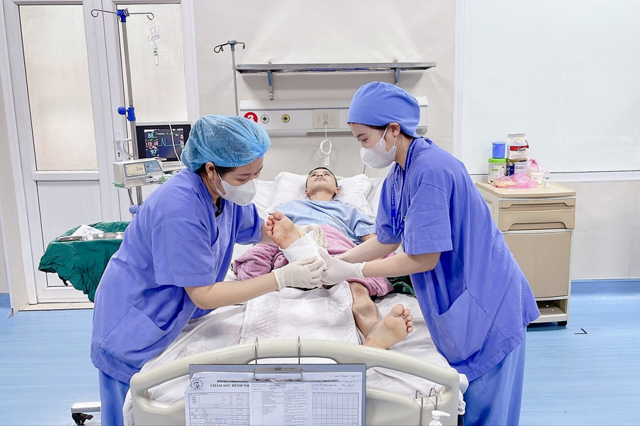 Thành công nối bàn chân gần đứt lìa ở Nghệ An