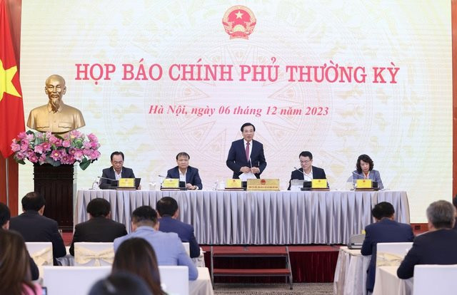 Lãnh đạo Hà Nội thông tin về việc rà soát đấu giá ba mỏ cát, cao gấp trăm lần giá khởi điểm