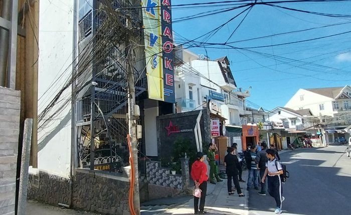 Hơn thiệt tiền boa, khách hát karaoke thiệt mạng