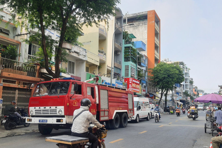 Tự phóng hỏa đốt nhà, cầm hung khí sang hàng xóm cố thủ